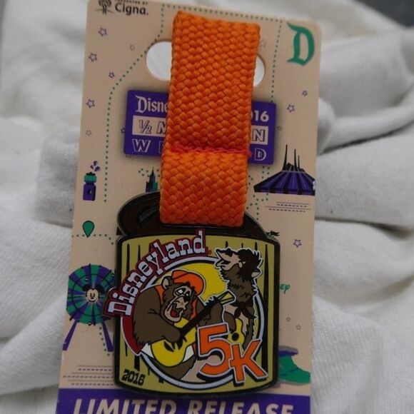 Disney Pin Country Bears 5K Big Al Medal RunDisney Half Marathon Weekend 2016 - Picture 4 of 8